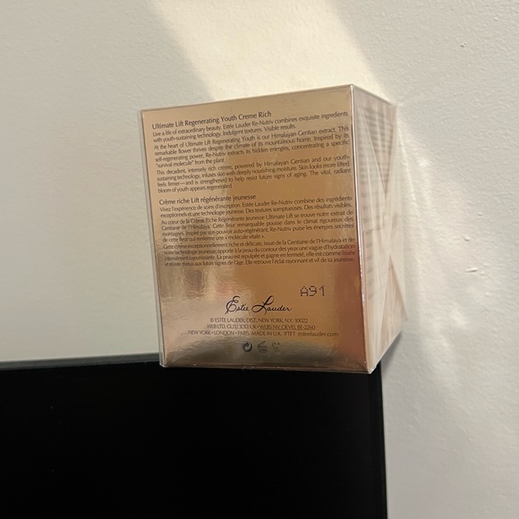 RE-NUTRIV
ULTIMATE LIFT REGENERATING YOUTH MOISTURIZER CREME RICH - Picture 4 of 9